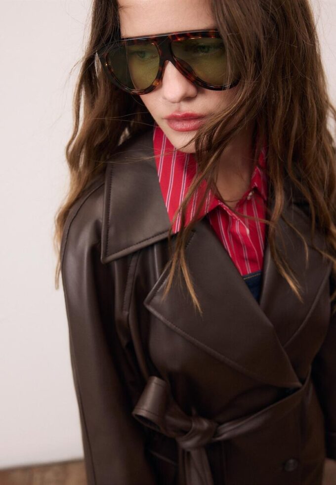 Lång trenchcoat i imitationsskinn Lång trenchcoat i imitationsskinn
