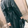 Lång trenchcoat i imitationsskinn