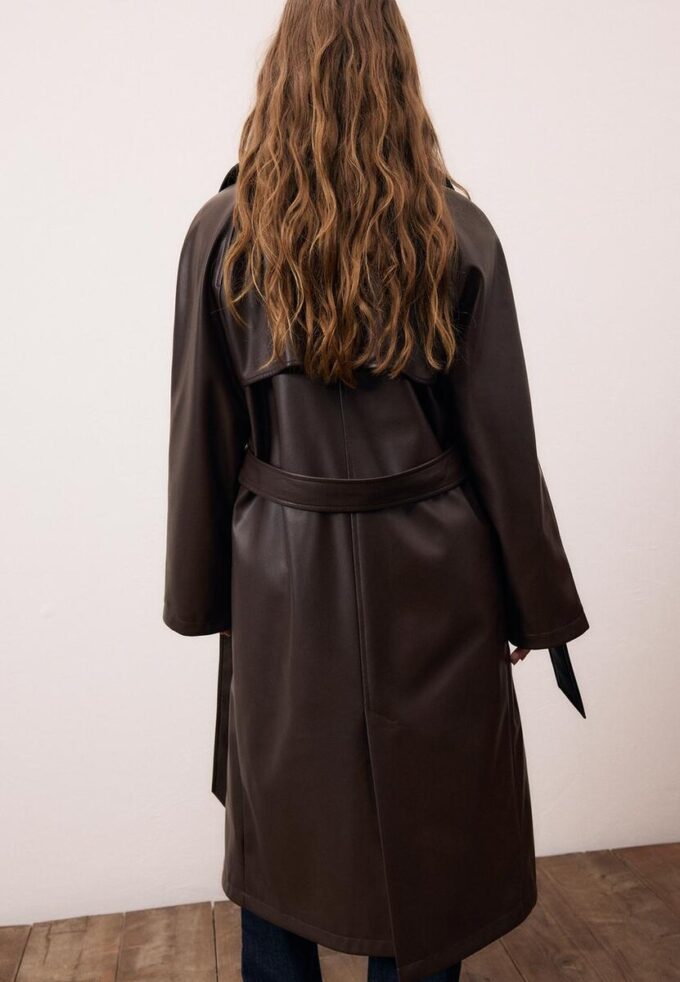 Lång trenchcoat i imitationsskinn Lång trenchcoat i imitationsskinn