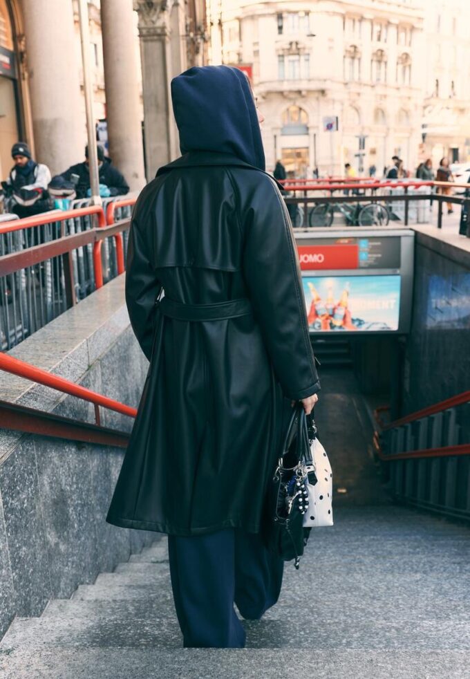 Lång trenchcoat i imitationsskinn