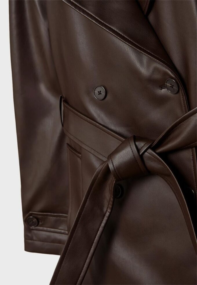 Lång trenchcoat i imitationsskinn Lång trenchcoat i imitationsskinn