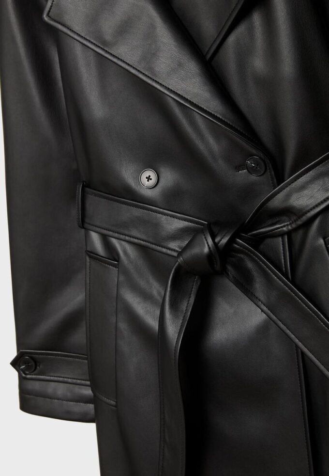 Lång trenchcoat i imitationsskinn