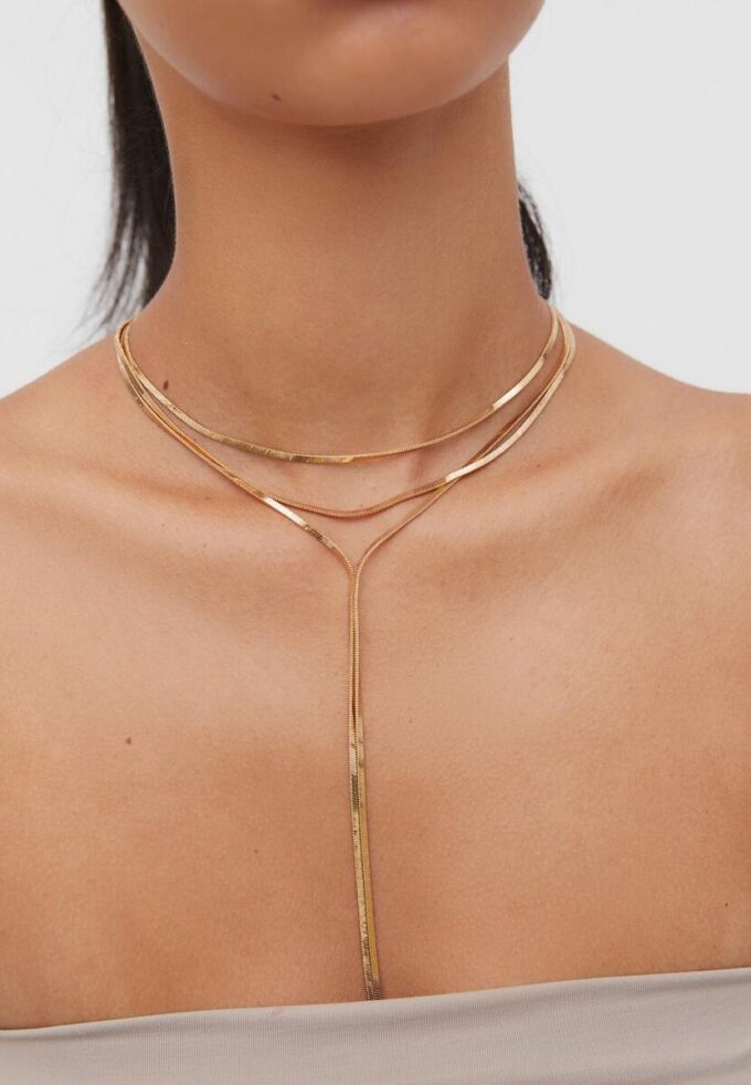 Långt halsband med flera kedjor