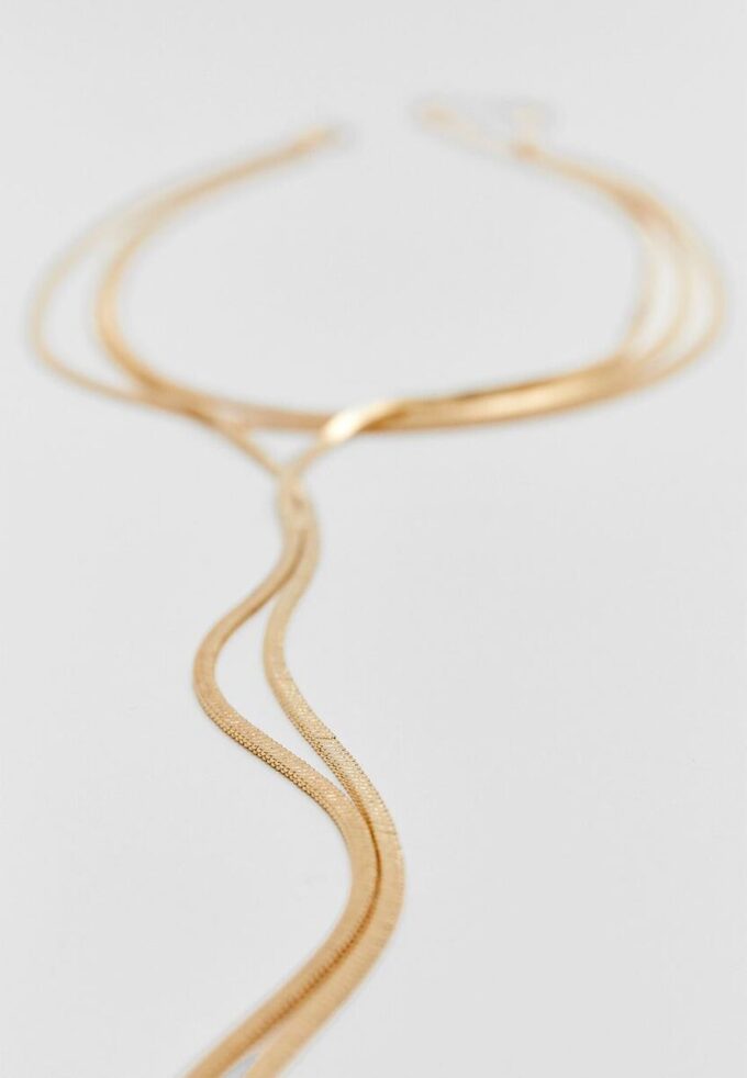 Långt halsband med flera kedjor