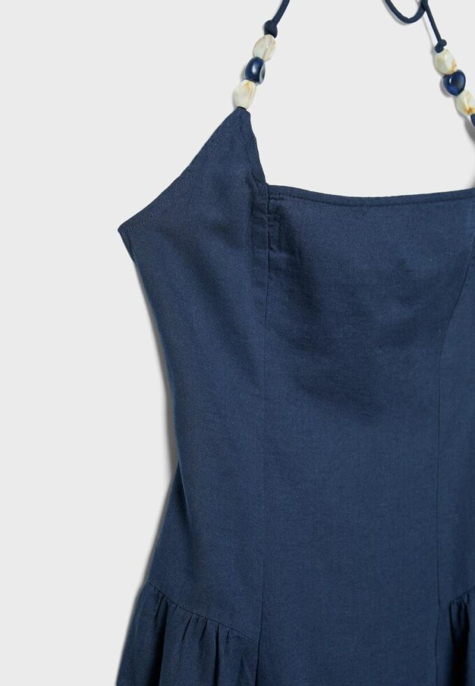 Midi-klänning med halterneck och pärldetaljer Midi-klänning med halterneck och pärldetaljer