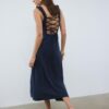 Midiklänning med korsrygg i linne-look Midiklänning med korsrygg i linne-look