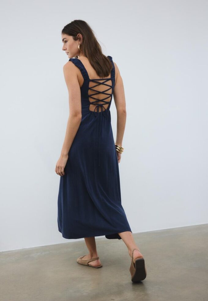 Midiklänning med korsrygg i linne-look Midiklänning med korsrygg i linne-look