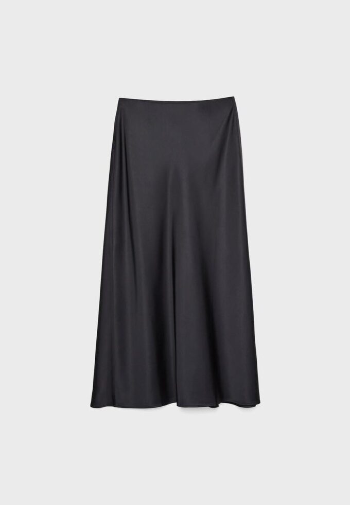 Midilång kjol i satin Midilång kjol i satin