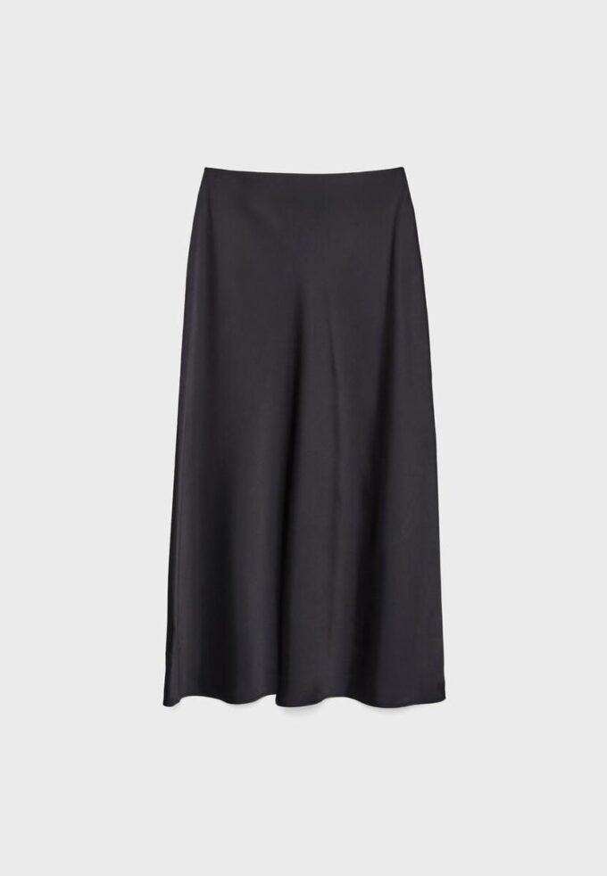 Midilång kjol i satin Midilång kjol i satin
