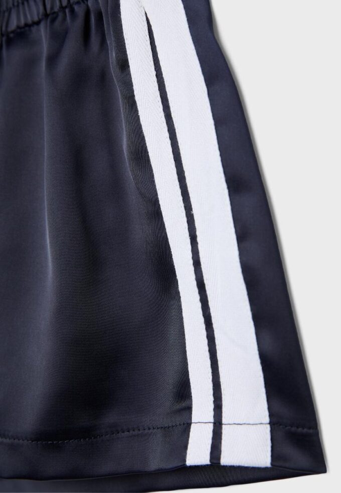 Minishorts med satineffekt
