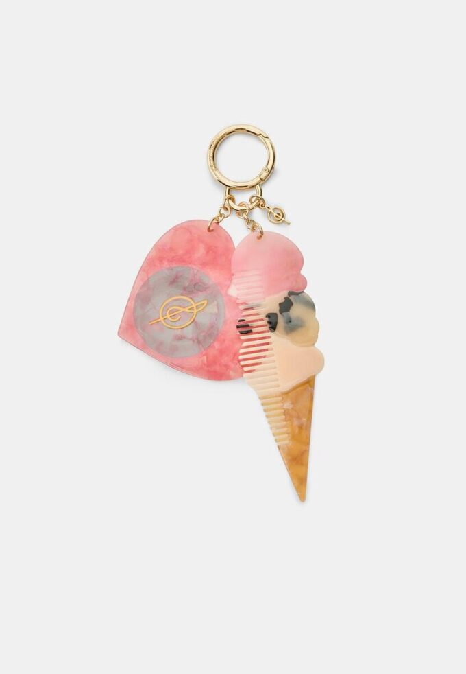 Nyckelring med glasscharm