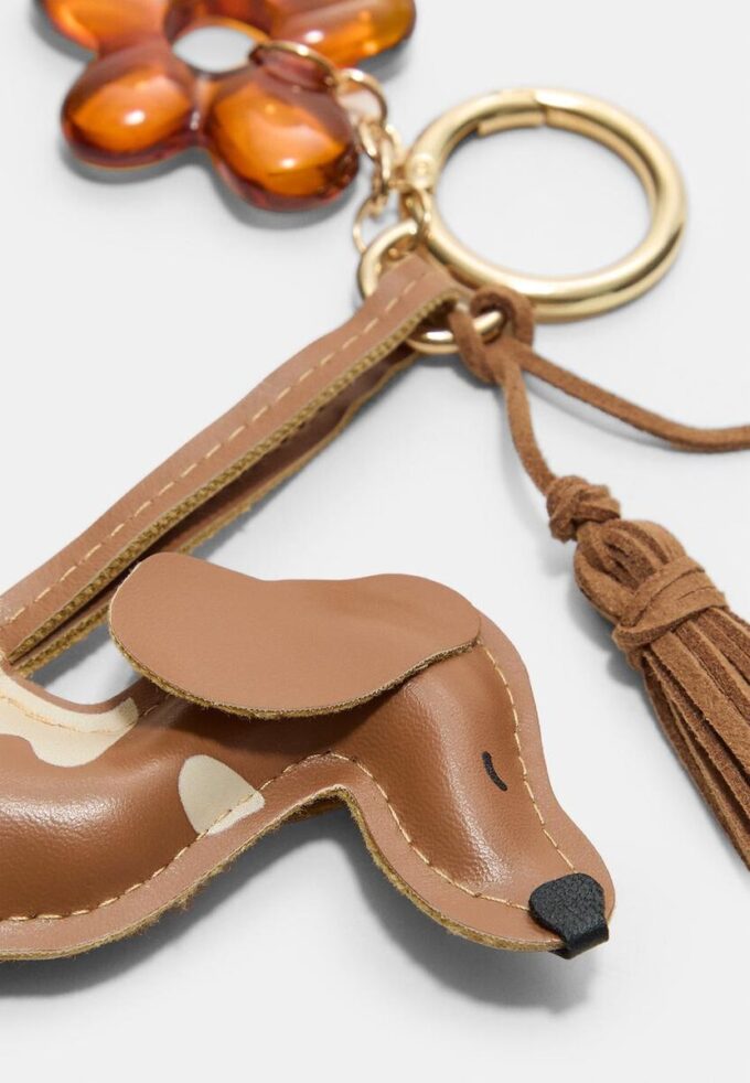 Nyckelring med hund- och blomsterberlock