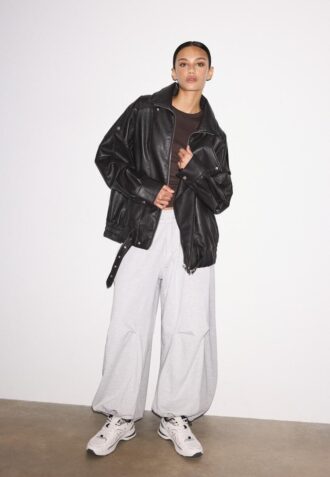 Oversize-jacka i imitationsskinn med revers