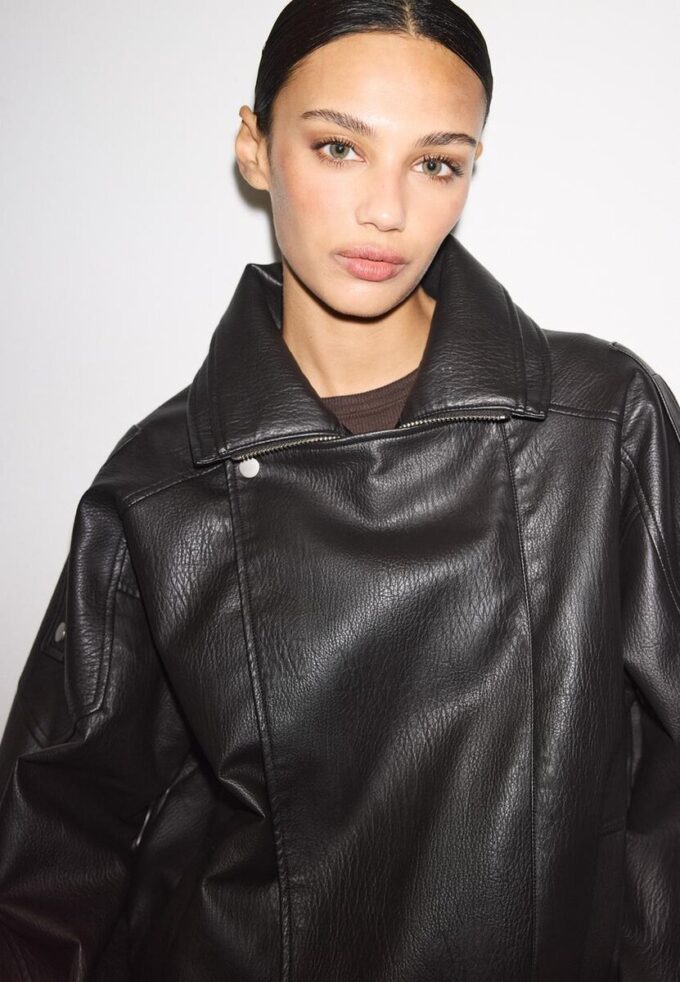 Oversize-jacka i imitationsskinn med revers