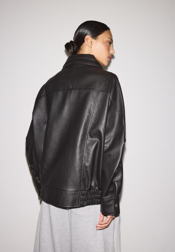 Oversize-jacka i imitationsskinn med revers