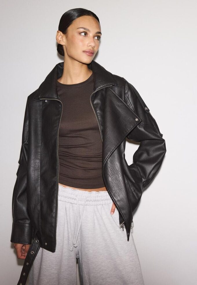 Oversize-jacka i imitationsskinn med revers