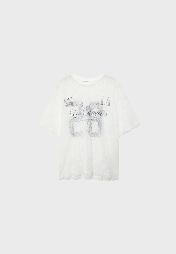 Oversize-T-shirt i spets med grafiskt mönster Oversize-T-shirt i spets med grafiskt mönster