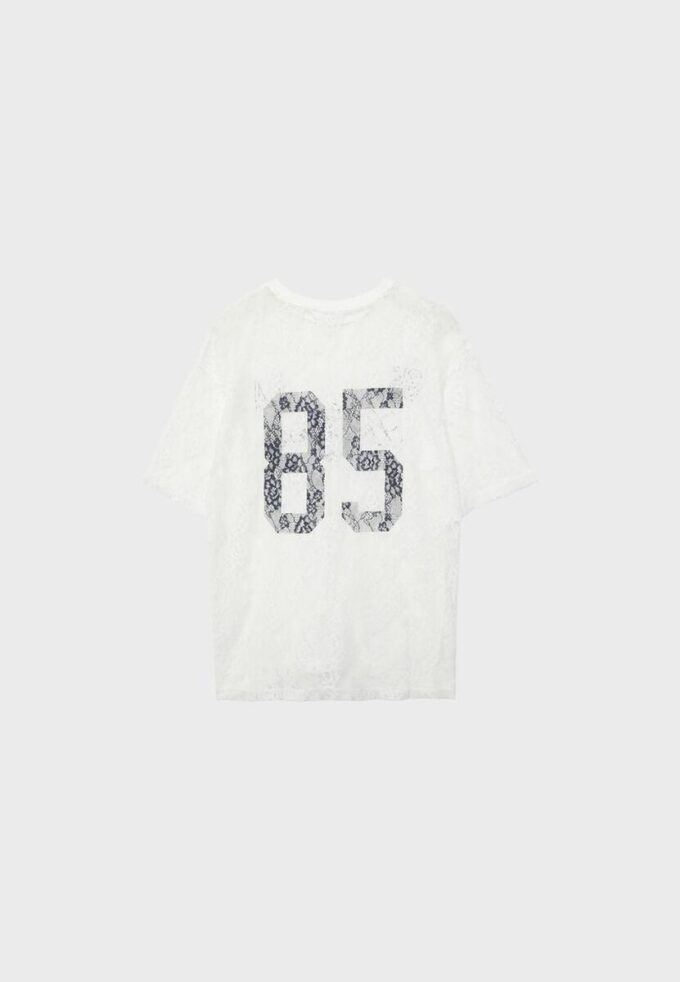 Oversize-T-shirt i spets med grafiskt mönster Oversize-T-shirt i spets med grafiskt mönster