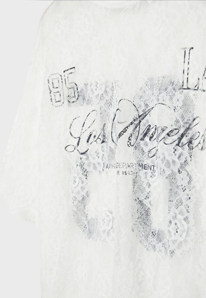 Oversize-T-shirt i spets med grafiskt mönster Oversize-T-shirt i spets med grafiskt mönster