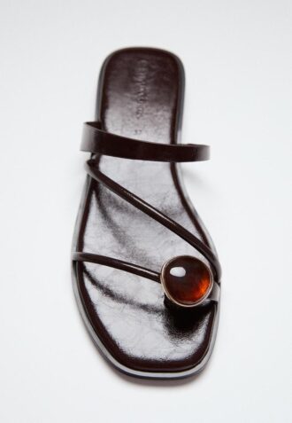 Platta sandaler med stendetaljer