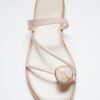 Platta sandaler med stendetaljer Platta sandaler med stendetaljer