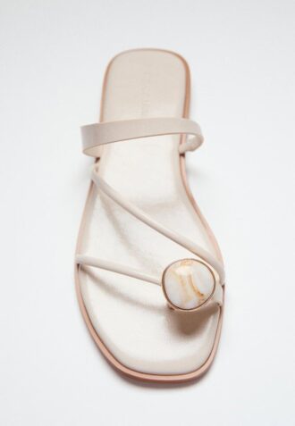 Platta sandaler med stendetaljer