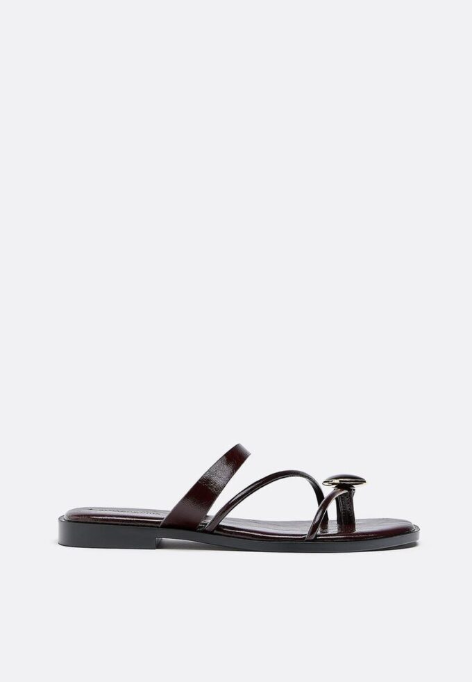 Platta sandaler med stendetaljer Platta sandaler med stendetaljer