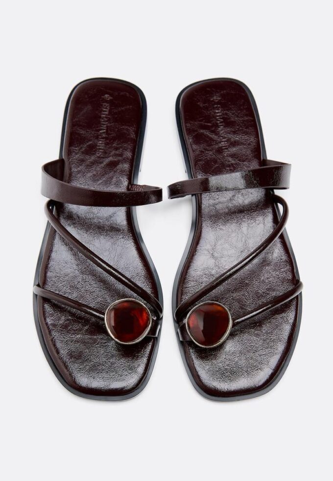 Platta sandaler med stendetaljer Platta sandaler med stendetaljer