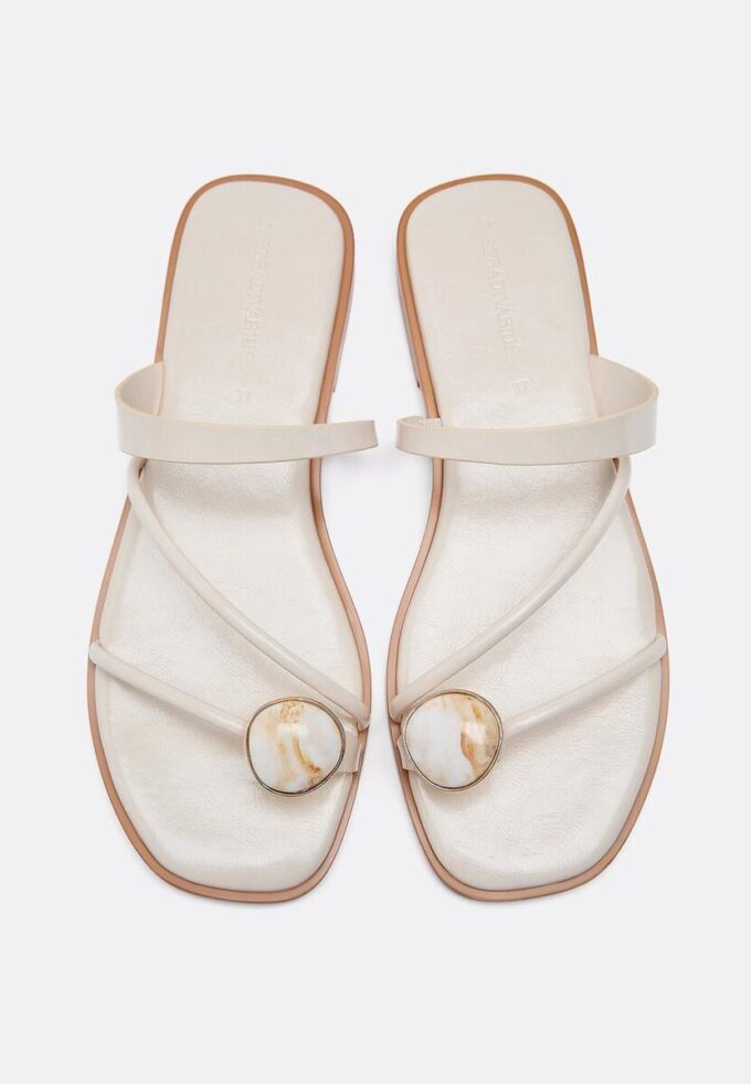 Platta sandaler med stendetaljer Platta sandaler med stendetaljer