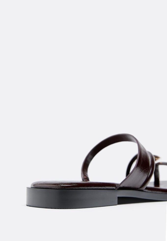 Platta sandaler med stendetaljer Platta sandaler med stendetaljer