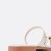 Platta sandaler med stendetaljer Platta sandaler med stendetaljer