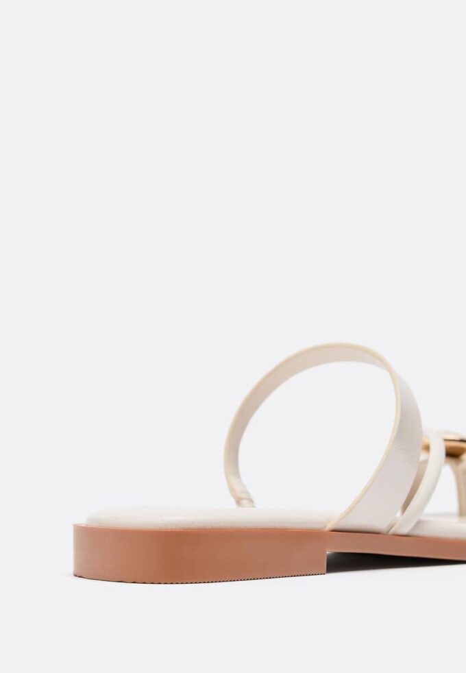 Platta sandaler med stendetaljer Platta sandaler med stendetaljer