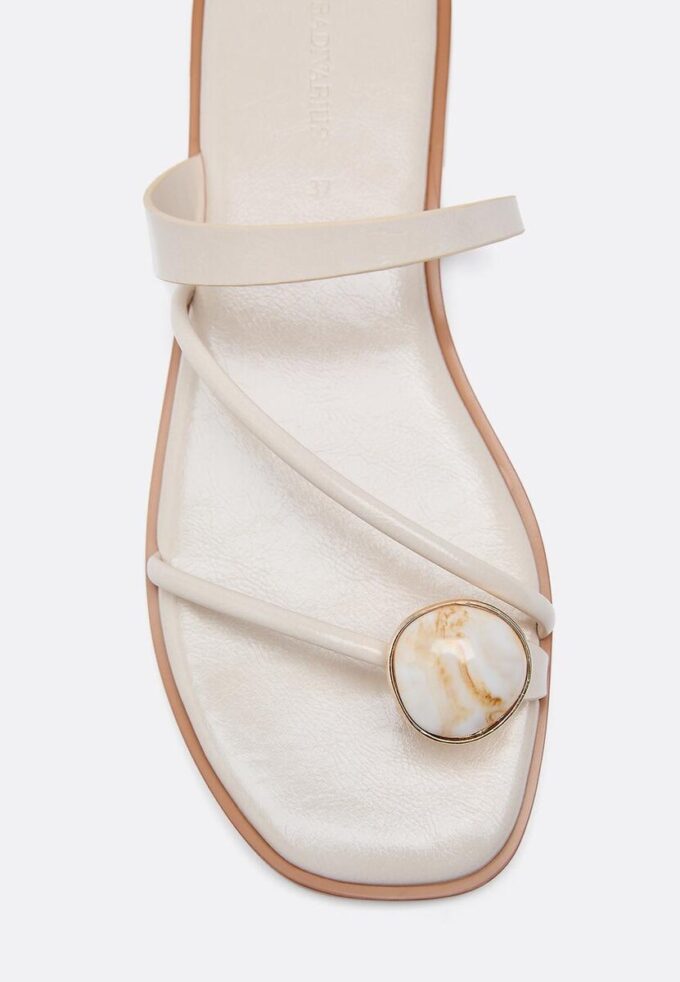 Platta sandaler med stendetaljer Platta sandaler med stendetaljer