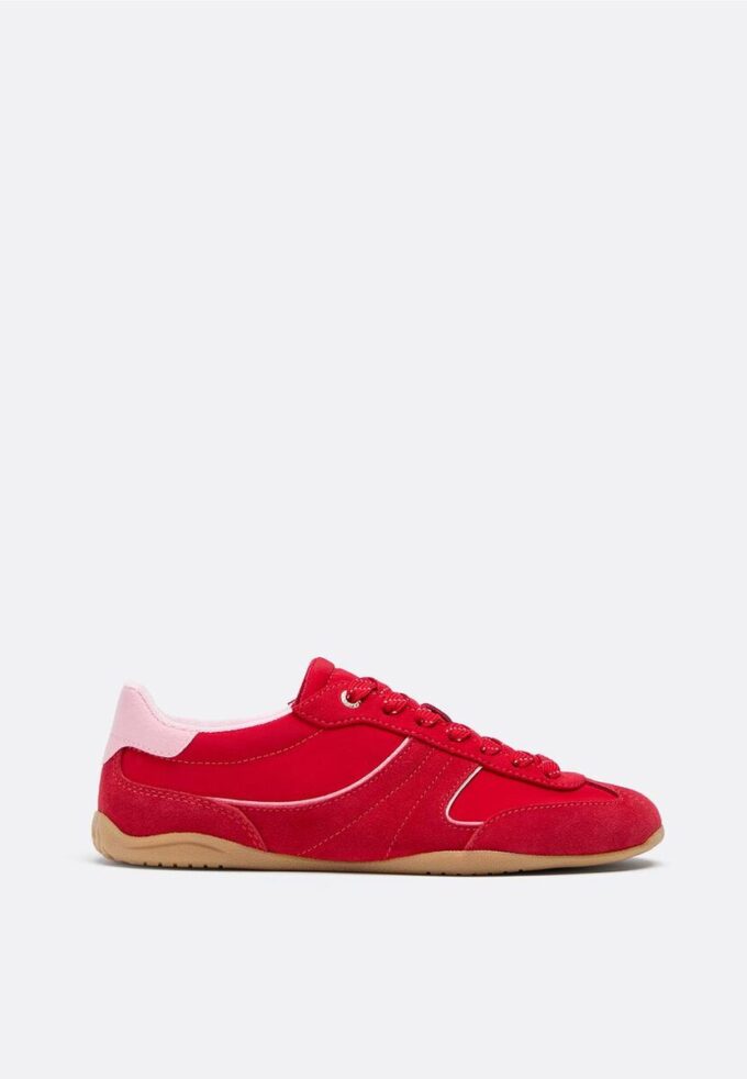 Platta sneakers med skinndetaljer