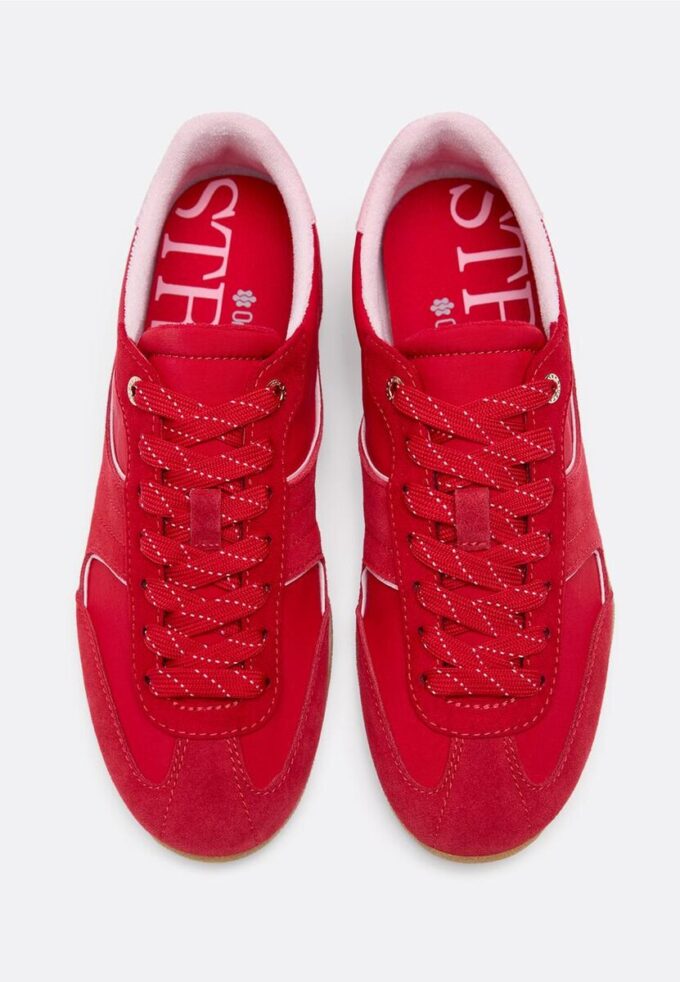 Platta sneakers med skinndetaljer