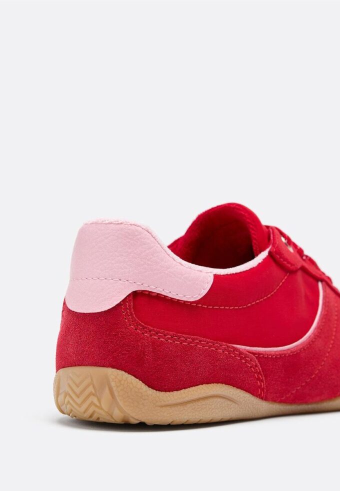 Platta sneakers med skinndetaljer