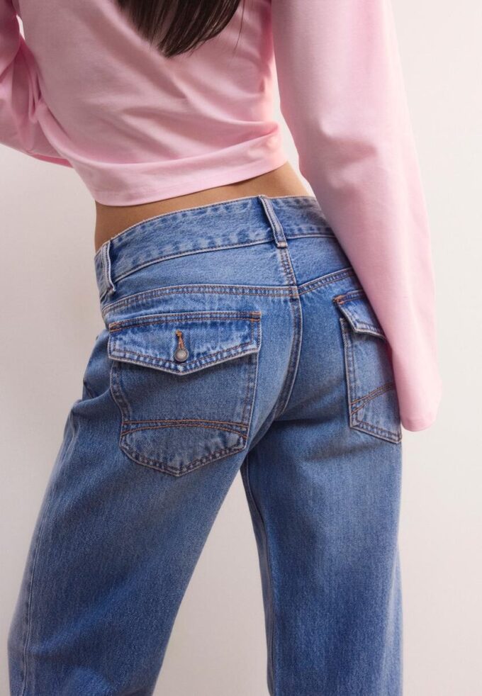 Raka jeans med dubbla metallknappar Raka jeans med dubbla metallknappar