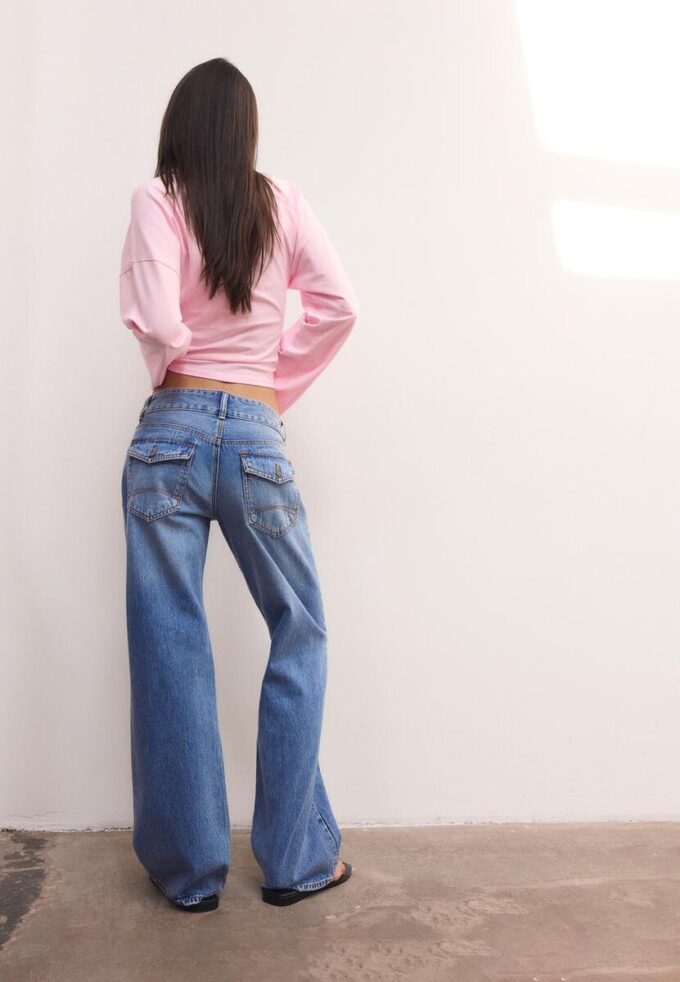 Raka jeans med dubbla metallknappar Raka jeans med dubbla metallknappar