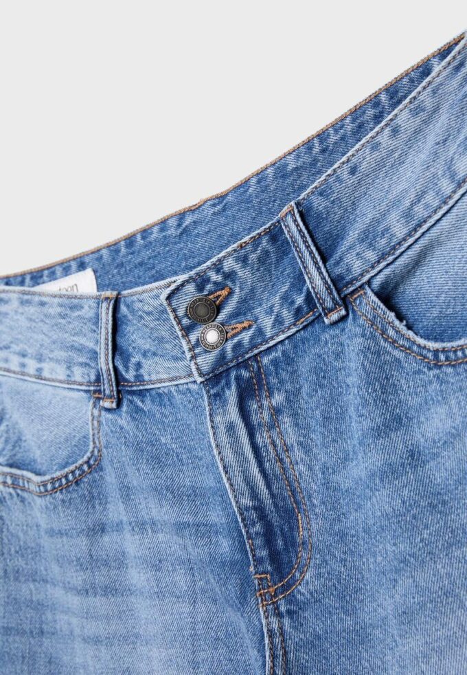 Raka jeans med dubbla metallknappar Raka jeans med dubbla metallknappar