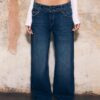 Raka jeans med nitar i midjan Raka jeans med nitar i midjan