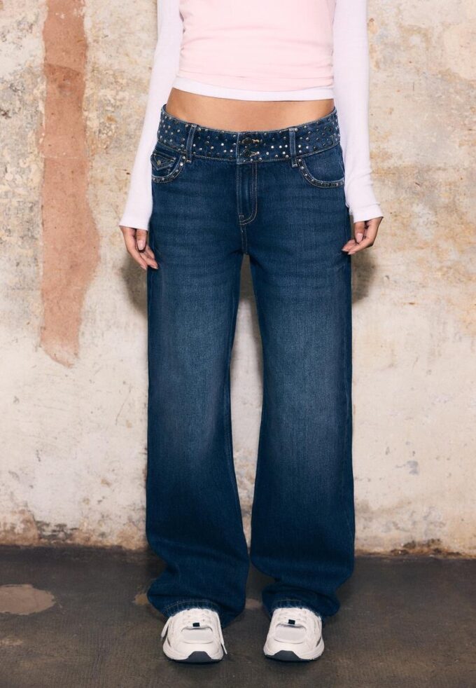 Raka jeans med nitar i midjan Raka jeans med nitar i midjan