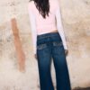 Raka jeans med nitar i midjan Raka jeans med nitar i midjan
