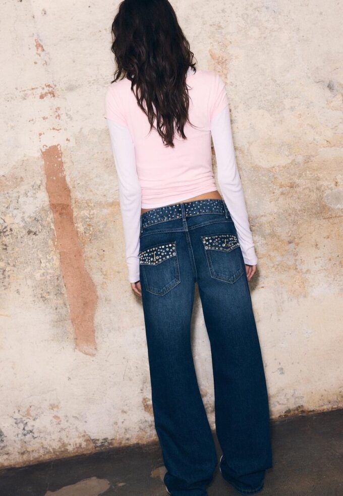 Raka jeans med nitar i midjan Raka jeans med nitar i midjan