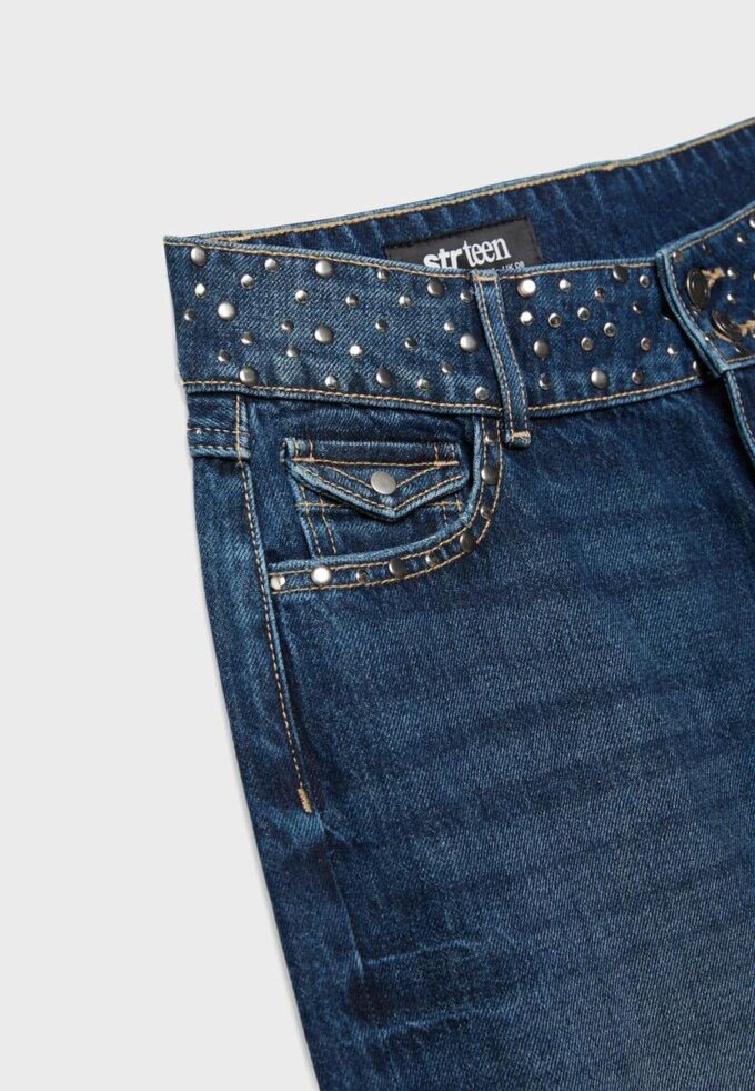Raka jeans med nitar i midjan Raka jeans med nitar i midjan