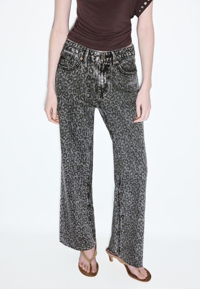 Raka jeans med Wide Leg och leopardmönster Raka jeans med Wide Leg och leopardmönster