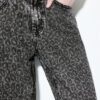 Raka jeans med Wide Leg och leopardmönster Raka jeans med Wide Leg och leopardmönster
