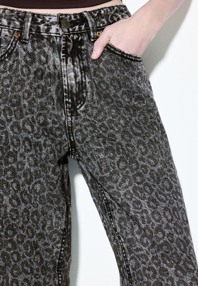 Raka jeans med Wide Leg och leopardmönster Raka jeans med Wide Leg och leopardmönster