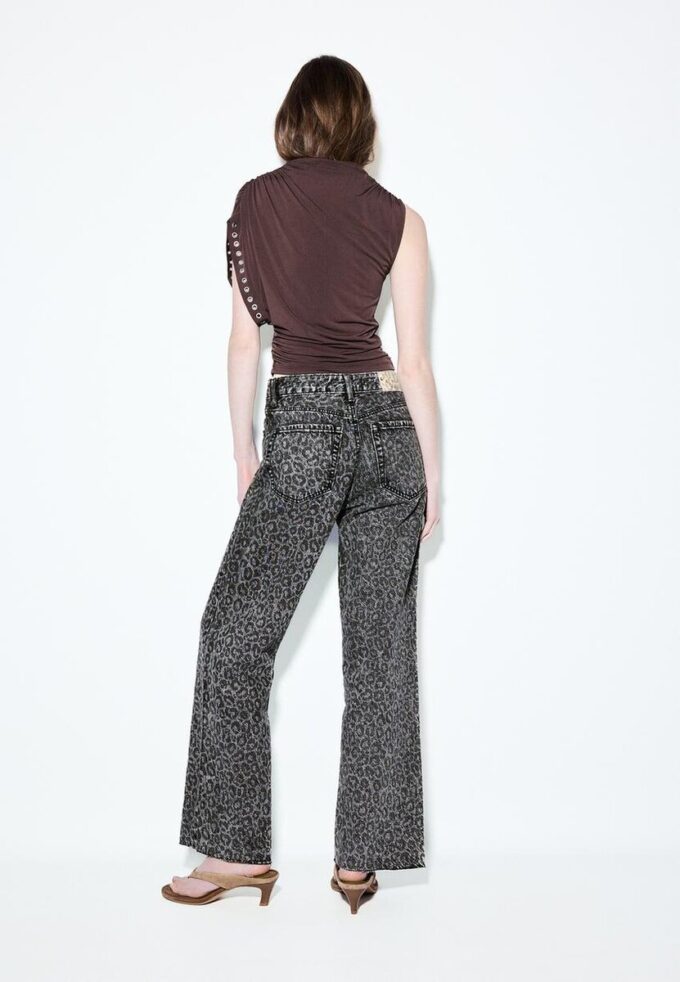 Raka jeans med Wide Leg och leopardmönster Raka jeans med Wide Leg och leopardmönster