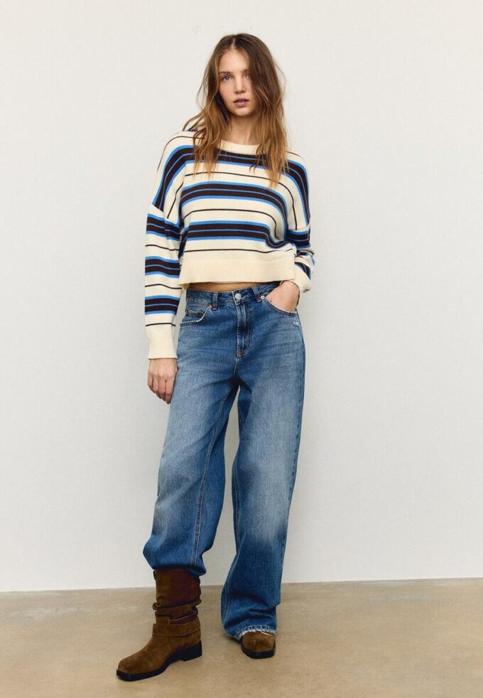 Randig kort stickad tröja