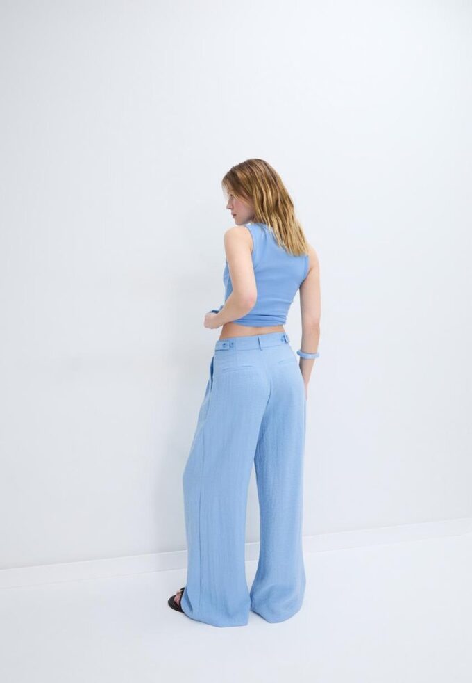 Rustika byxor med Wide Leg och justerbara knappar Rustika byxor med Wide Leg och justerbara knappar